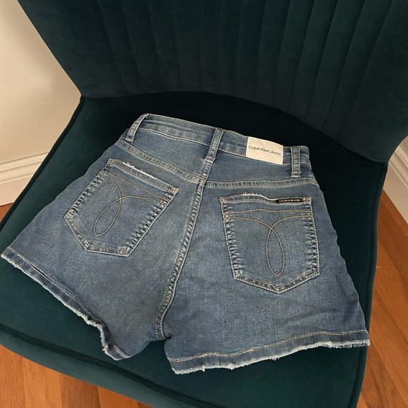 Calvin Klein Jean shorts size 25. - Picture 2 of 2